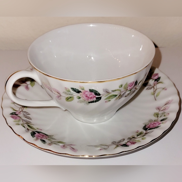 Fine China Teacup and Saucer Set Vintage Creative Fine China in Regency Rose - Picture 2 of 7